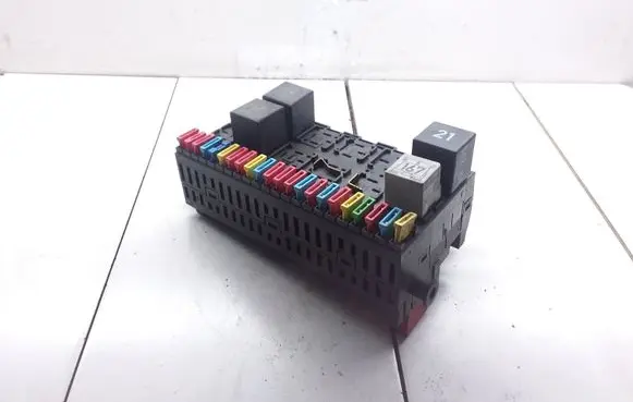 Volkswagen Polo III 6N 6N2 6NF Fuse module 357937039