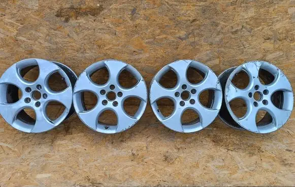 Volkswagen Golf V R17 alloy rim