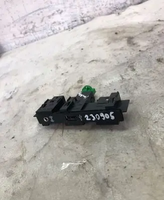 Volkswagen Touran III USB socket connector 5ta863324b