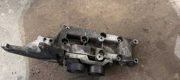 Volvo V70 Engine mounting bracket 30757168