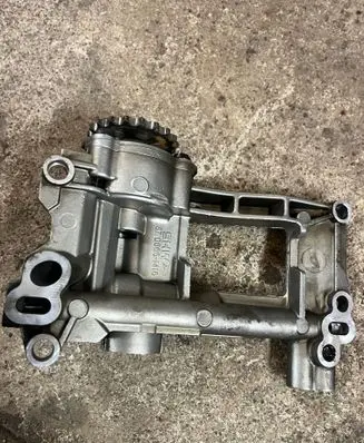 BMW 5 E60 E61 Oil pump 8706651416