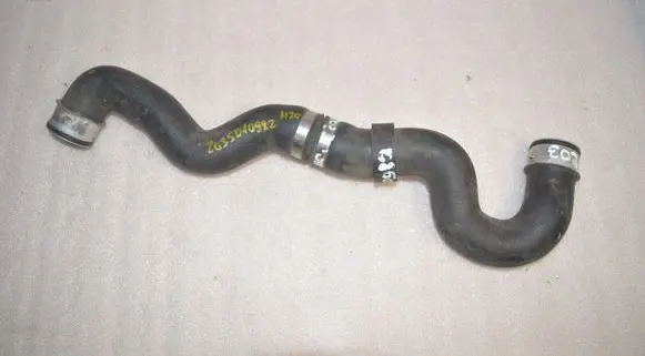 Mercedes-Benz C W203 Engine coolant pipe/hose 2035010982