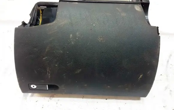Mercedes-Benz C AMG W204 Glove box