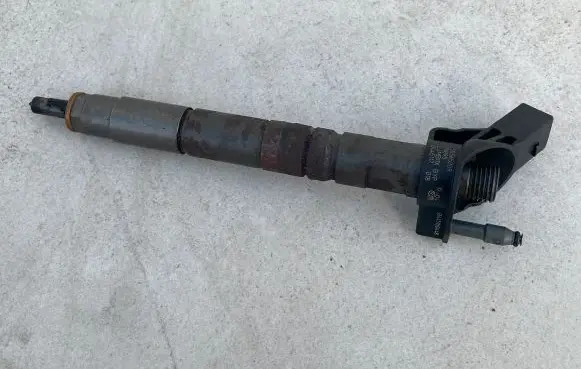 Opel Insignia A Fuel injector 55565209