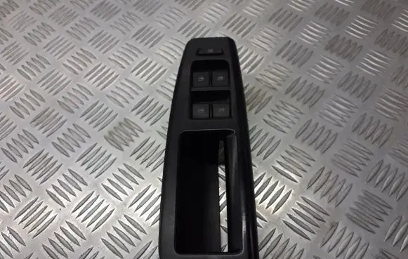 Volkswagen Polo IV 9N3 Front door window switch trim 6Q1867171F