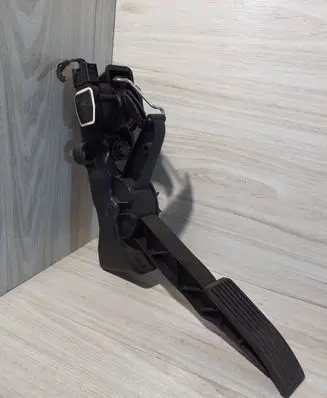 Mercedes-Benz A W169 Accelerator throttle pedal A1693000104 001020
