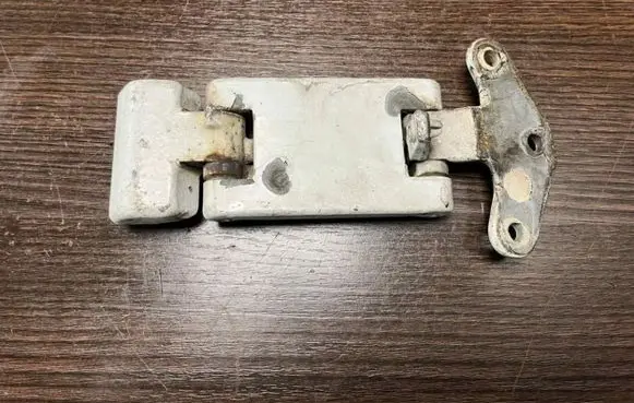 Iveco Daily 3rd gen Loading door lower hinge 504027554