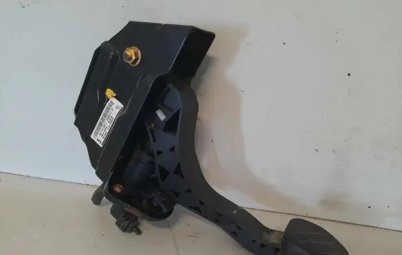 Volkswagen Polo IV 9N3 Clutch pedal 6Q1721059T