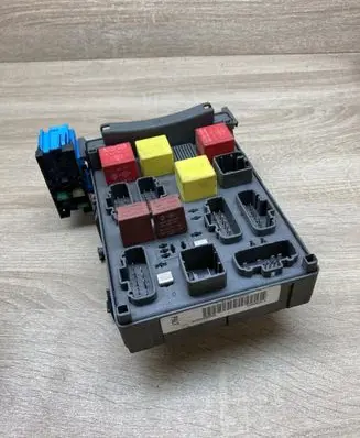 Renault Laguna II Fuse module 8200004201E