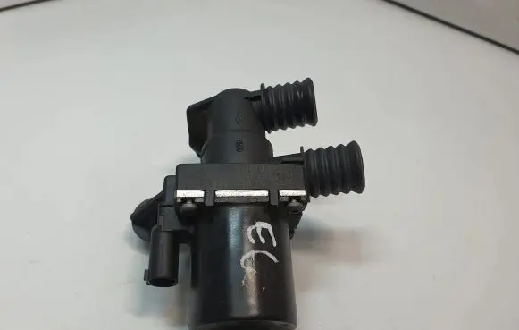 BMW 5 E60 E61 Coolant heater control valve 6920226 64116920226 64118379921