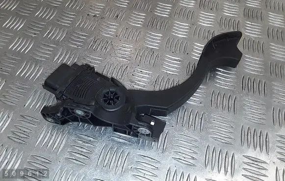 Accelerator throttle pedal