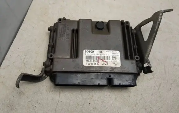 Toyota Avensis T270 Engine control unit/module 0281033209 8966105G30 1039T05064