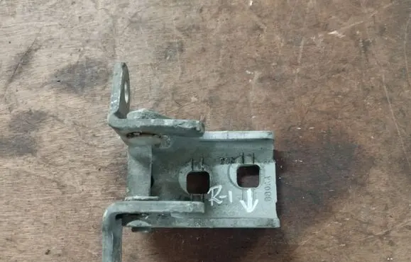 Chrysler Town u0026 Country V Front door lower hinge 