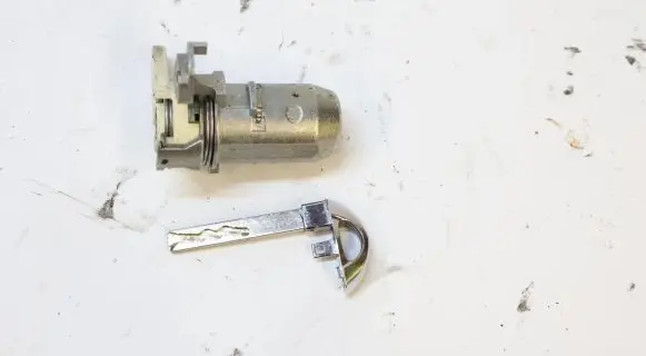 Opel Astra K Front door lock (next to the handle) 111111