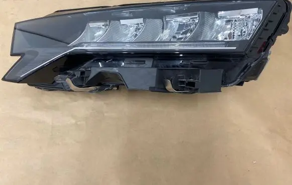 Skoda Octavia Mk4 Headlight/headlamp 5E4941009 0301134231AA LE22A6497