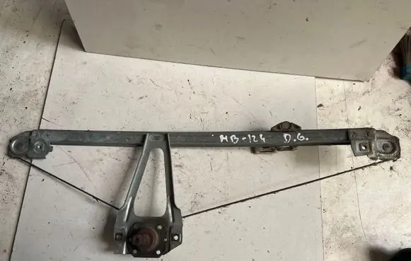 Rear door manual window regulator