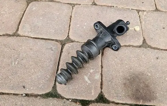 Clutch slave cylinder