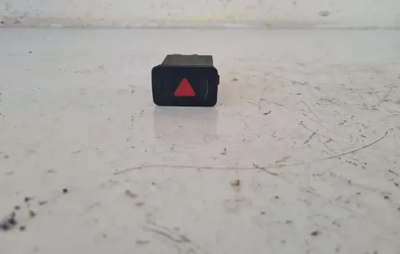 Volkswagen Golf IV Hazard light switch 1J0953235C
