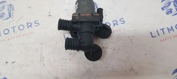 BMW 5 E39 Coolant heater control valve 8369805 64118369805