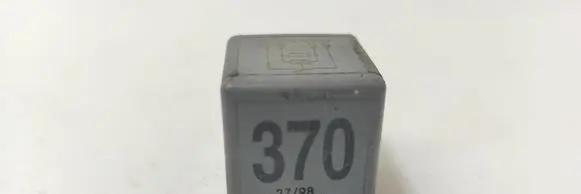 Volkswagen PASSAT B5 Other relay 8D0951253