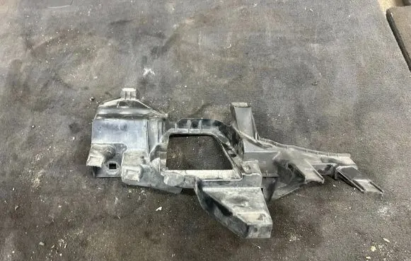 BMW 7 E65 E66 Headlight/headlamp mounting bracket 161698