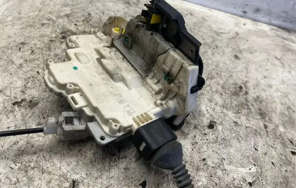 Audi A4 S4 B7 8E 8H Front door lock 8E1837015AA