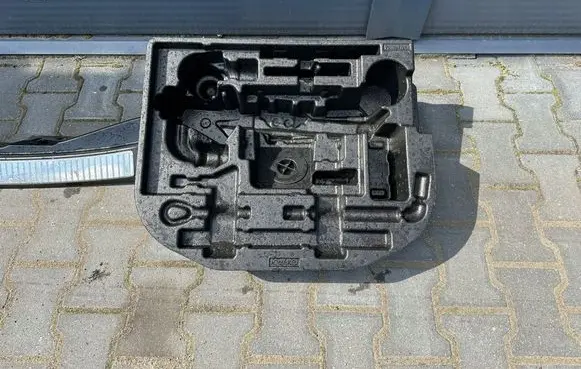 Mercedes-Benz R W251 Tool set A2518990221