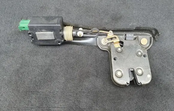 Audi TT Mk1 Tailgate/trunk/boot lock/catch/latch 8N0827505E 8N0827505F