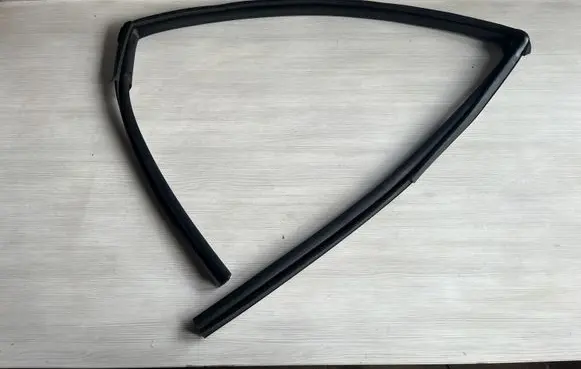 Nissan Navara D23 Rubber seal rear door window/glass 80331