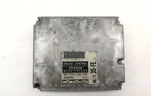 Toyota Avensis T220 Engine control unit/module 8966105250