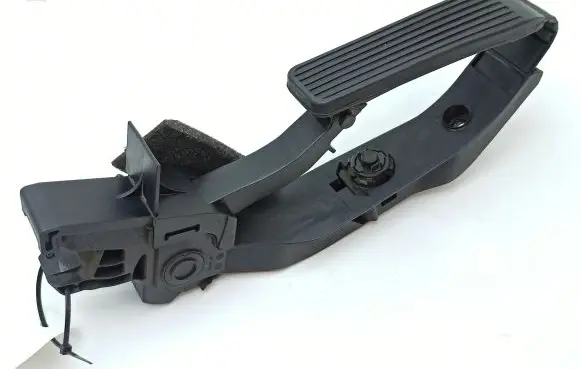 Mercedes-Benz CLK A209 C209 Accelerator throttle pedal A2113000404