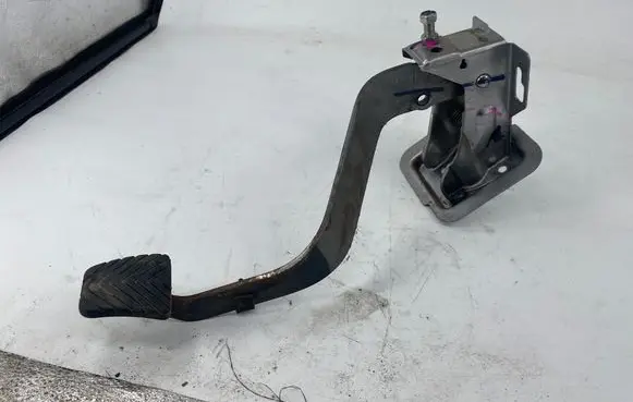 Mitsubishi L200 Clutch pedal MR992549