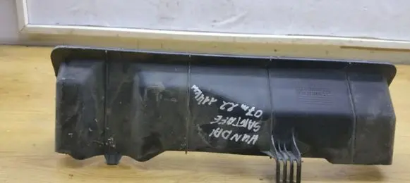 Hyundai Santa Fe Intercooler air channel guide 282202B100