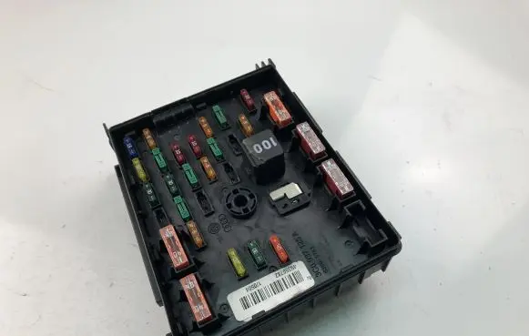 Volkswagen PASSAT B7 Fuse box set 3C0937125A