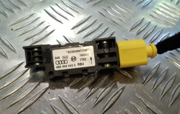 Audi A3 S3 8P Airbag deployment crash/impact sensor 4B0959643E