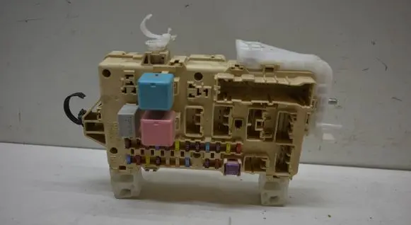 Toyota Corolla Verso AR10 Fuse module 892210F010