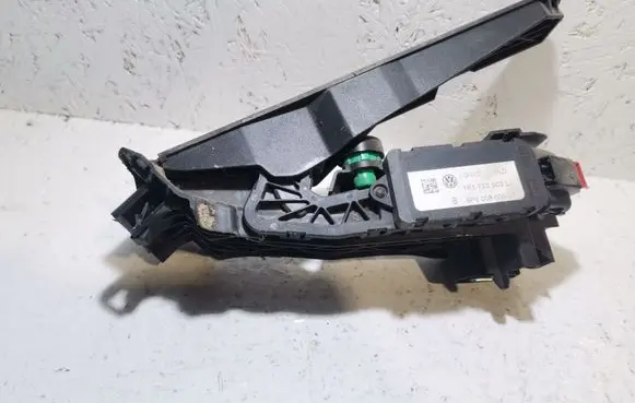 Volkswagen PASSAT B6 Accelerator throttle pedal 1K1723503L