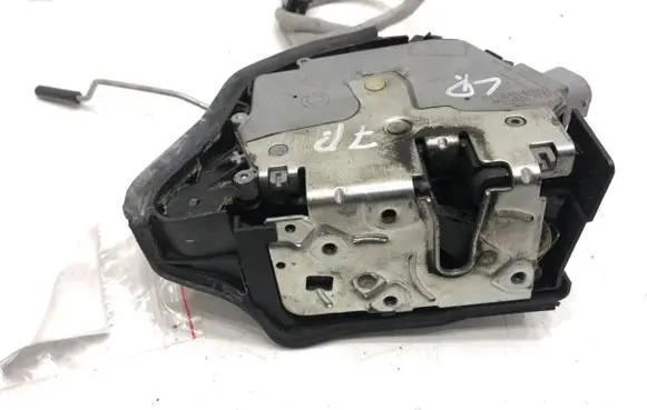 BMW X5 E53 Front door lock 8402537