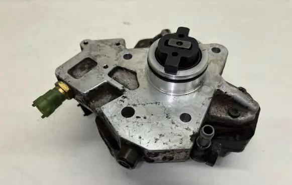 Volvo XC90 Fuel injection high pressure pump 30756125