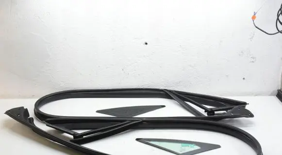 Mercedes-Benz E C207 W207 Front triangle window/glass 43R001565ORYGINA