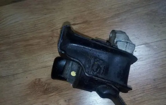 Toyota Corolla E120 E130 Engine mount bracket