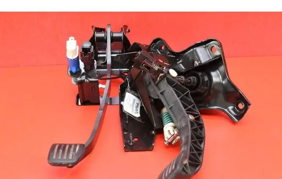 Accelerator throttle pedal