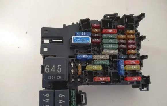 Volkswagen Tiguan Fuse module 5Q0937615C