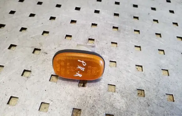 Toyota RAV 4 (XA20) Front fender indicator light E13013047