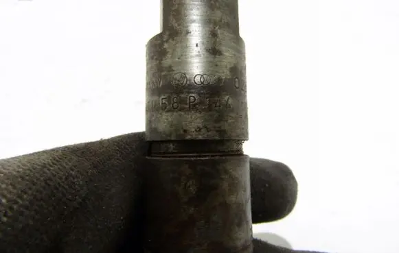 Volkswagen PASSAT B5 Fuel injector 028130201T