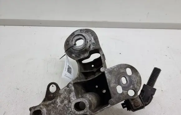 Audi A4 S4 B7 8E 8H Engine mounting bracket 8E0199352N