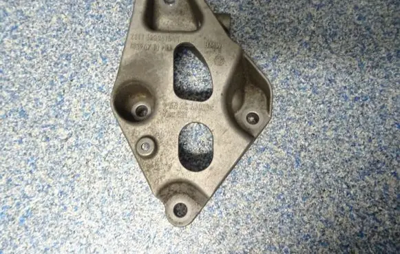 BMW 4 F32 F33 Engine mounting bracket 6859415