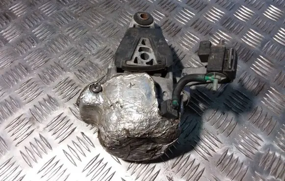 Peugeot 607 Engine mount bracket 326C64 326C65
