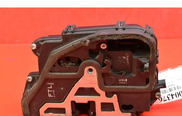 BMW X3 E83 Front door lock 7059967