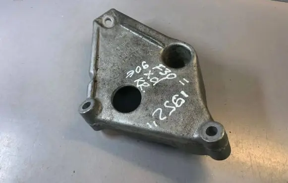BMW 5 E39 Engine mounting bracket 22116784825 6784825